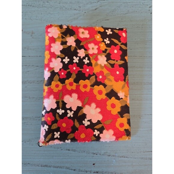 Handmade tissue holder Small Floral Print. Fun stocking stuffer. 4"×2.5" Satin - Picture 4 of 7